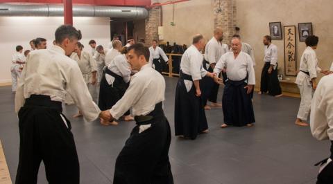 Pratiquants d'Aikido dans le dojo Tenchi